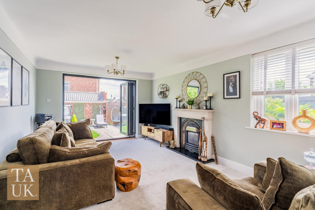House in Greasby, Liverpool City Region - View 4