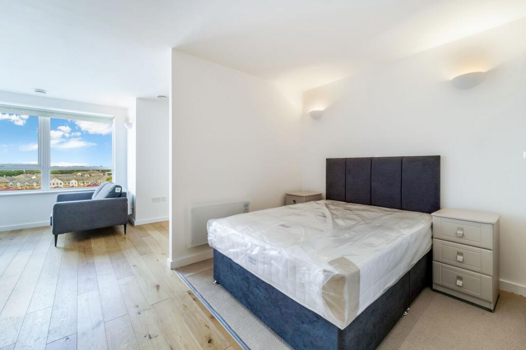 Apartment in Spelthorne, The Dolphin Estate, Charlton - More
