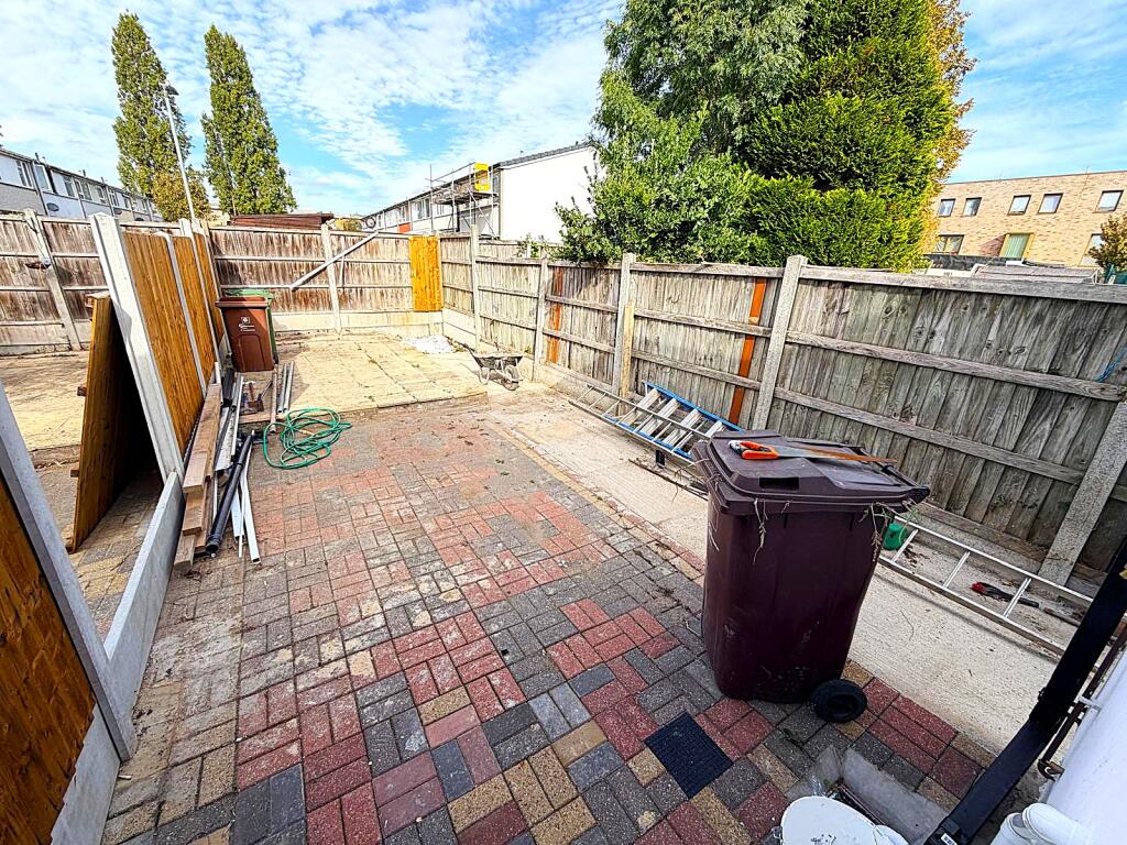 Apartment in Ilford - View 4