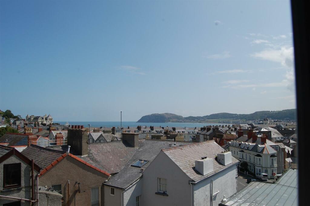 24, Garth Court photo 2