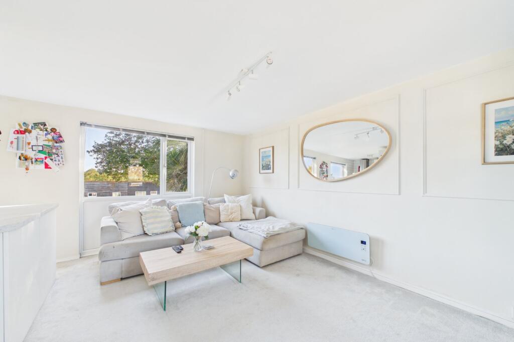 Apartment in Bracknell, Hanworth - View 3