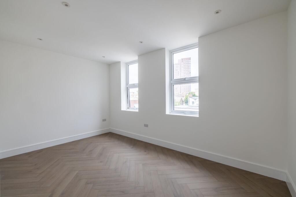 Main image of property: 252A High Street, Croydon, CR0