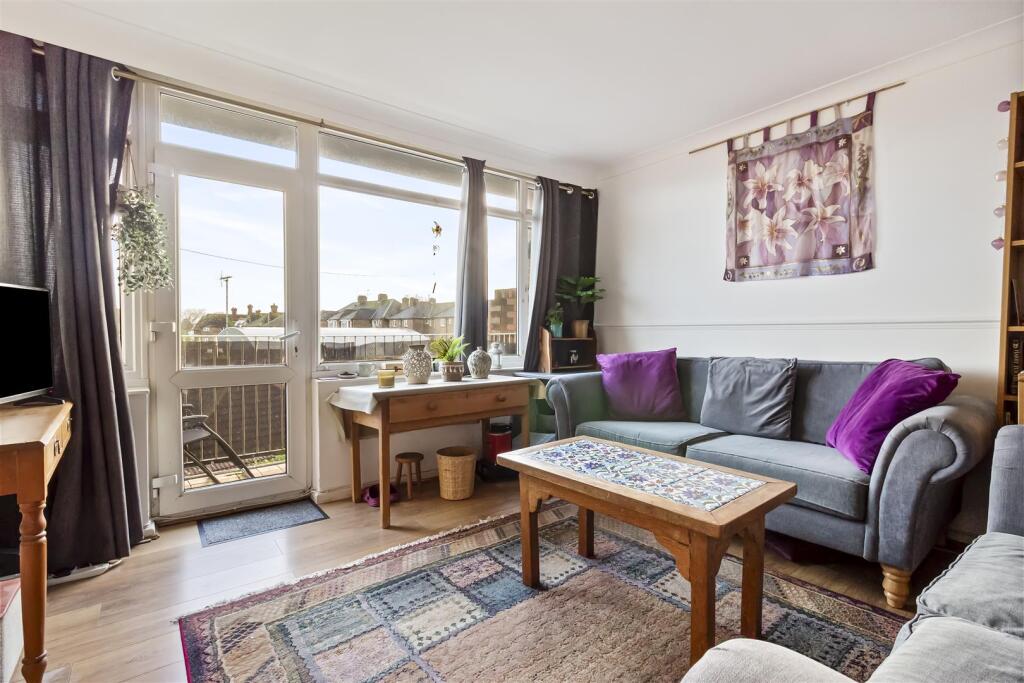 Apartment in Worthing, West Sussex - View 4