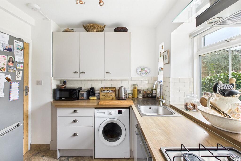 Streatham High Road, London, SW16 photo 4