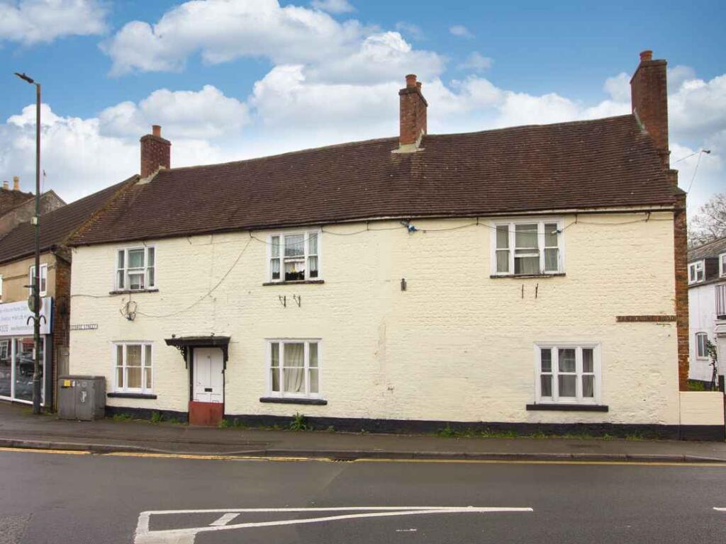 Main image of property: W-622194 - White Hart, 18 George Street, Warminster BA12 8QA