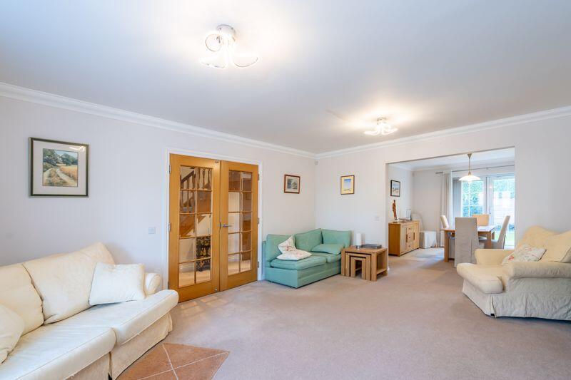 Willowmead Close, Chichester photo 4