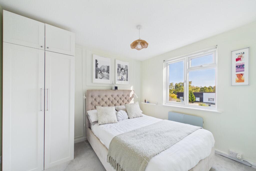 Apartment in Bracknell, Hanworth - More