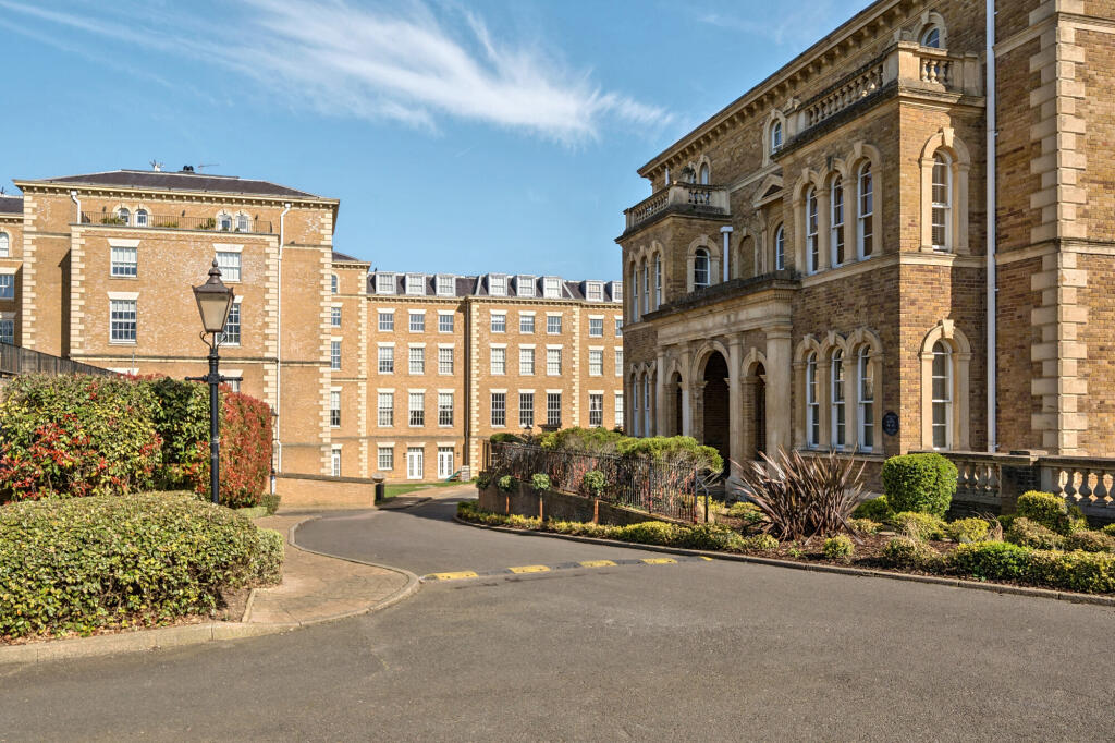 Main image of property: Royal Drive, Friern Barnet, N11