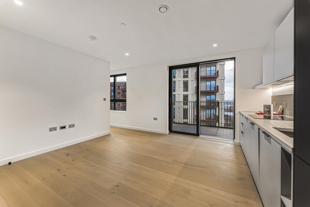 Studio studio on Peninsula Gardens, Greenwich Peninsula, London, SE10, £440,000