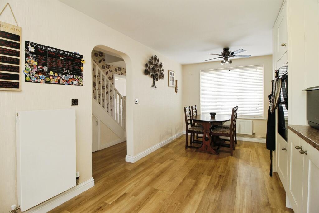 House in Huntingdonshire, Loves Farm, St Neots - More