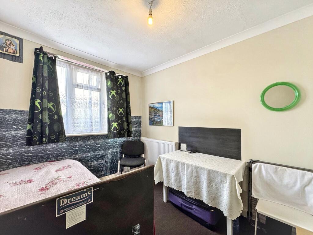 Stonegrove, Edgware, HA8 - View 6