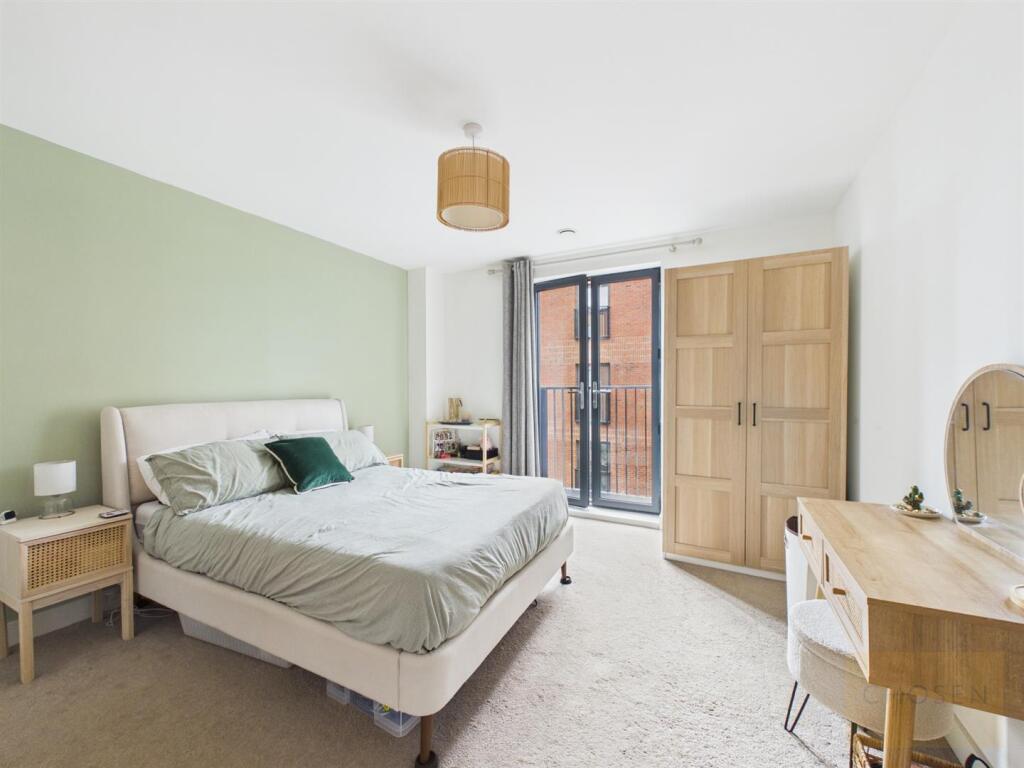Apartment in Gloucester, Kings Barton - More