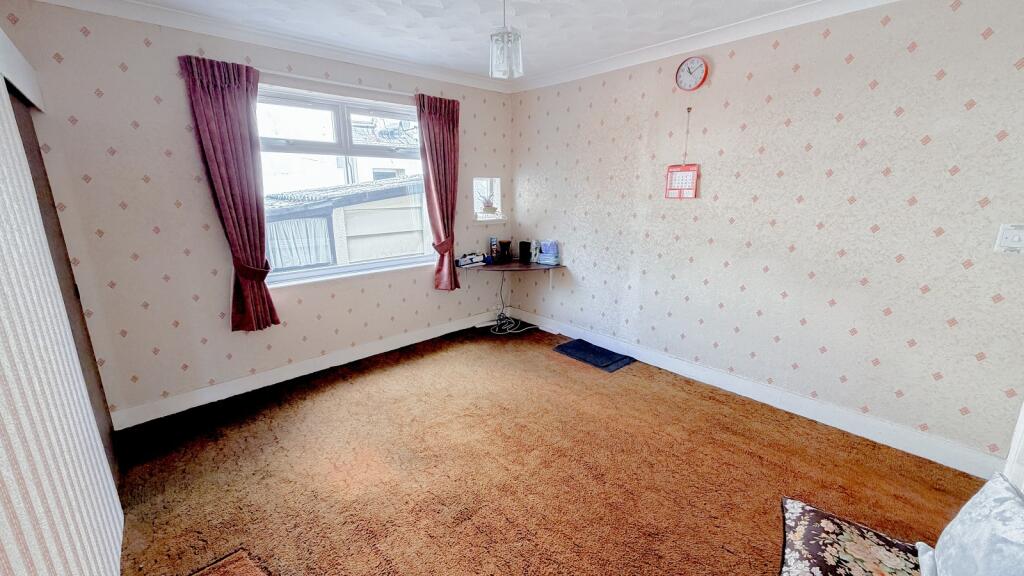 House in Sutton - More