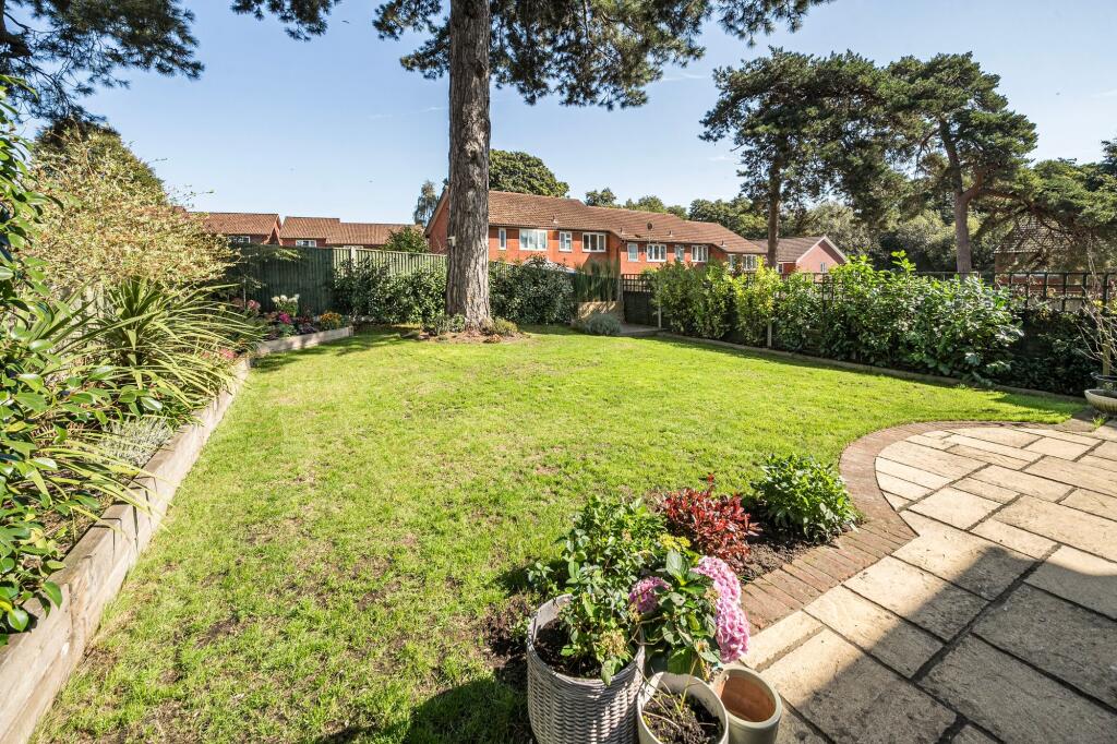 Cavalier Close, Midhurst, GU29 photo 3