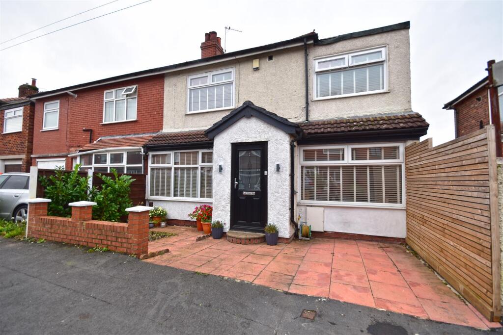 5-bed semi-detached on Wilshaw Grove, Ashton-Under-Lyne, £325,000