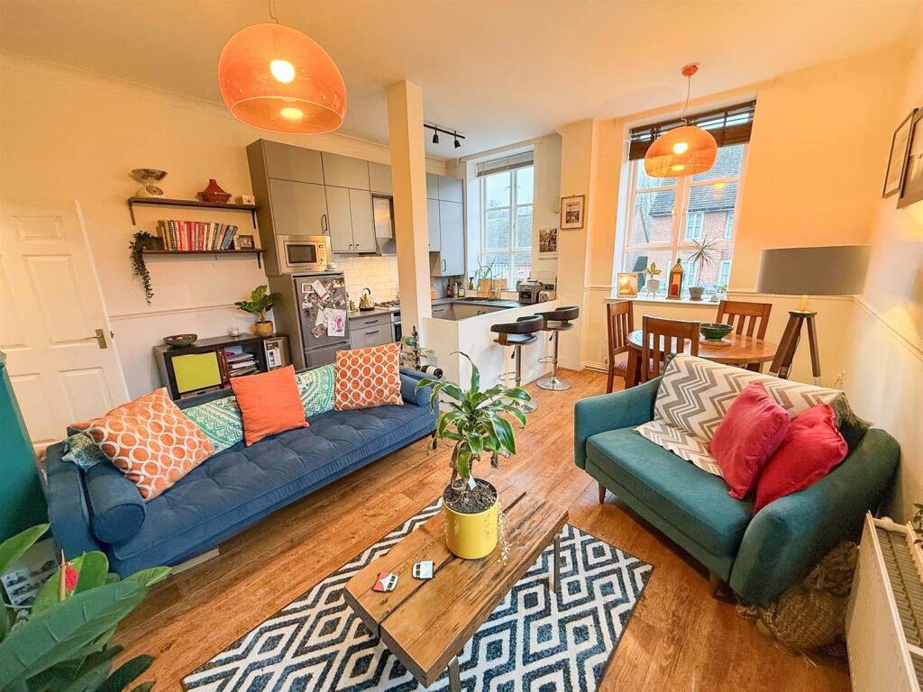 2-bed flat on Stone Mill Court, Meanwood, Leeds, West Yorkshire., £220,000