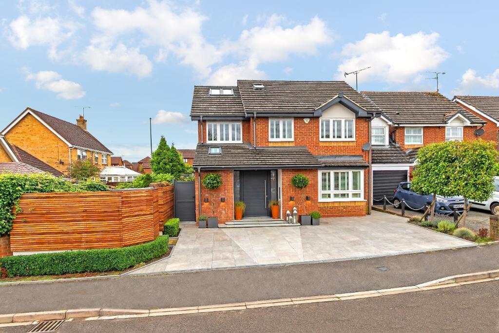 4-bed detached on Elvington Gardens, Luton, LU3, £750,000