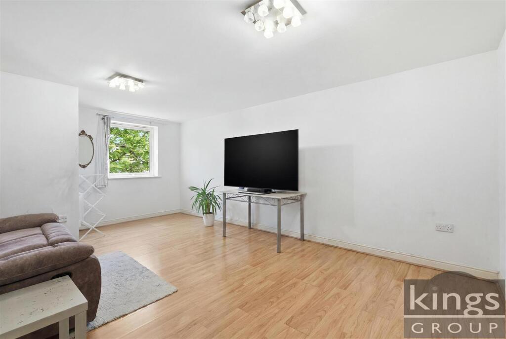 Apartment in London, Carterhatch, Southbury - View 2
