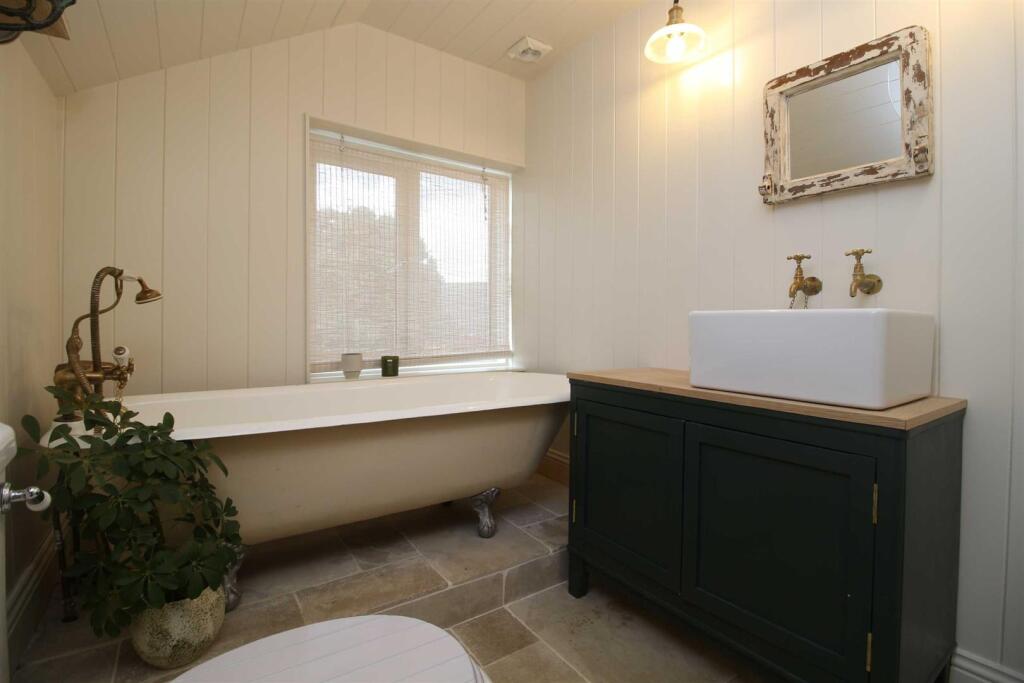 House in New Forest, Old Milton, New Milton - More