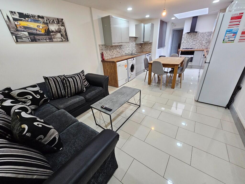 6 bedroom semi-detached house for rent
