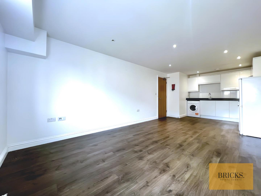 Main image of property: Flat 5, 74a High Street, Watford
