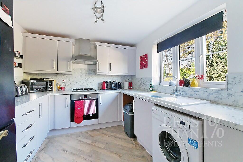 St Crispin Drive - NN5 photo 4