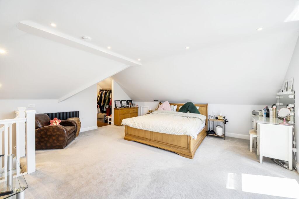 Kenbury Close, Ickenham, UB10 photo 4
