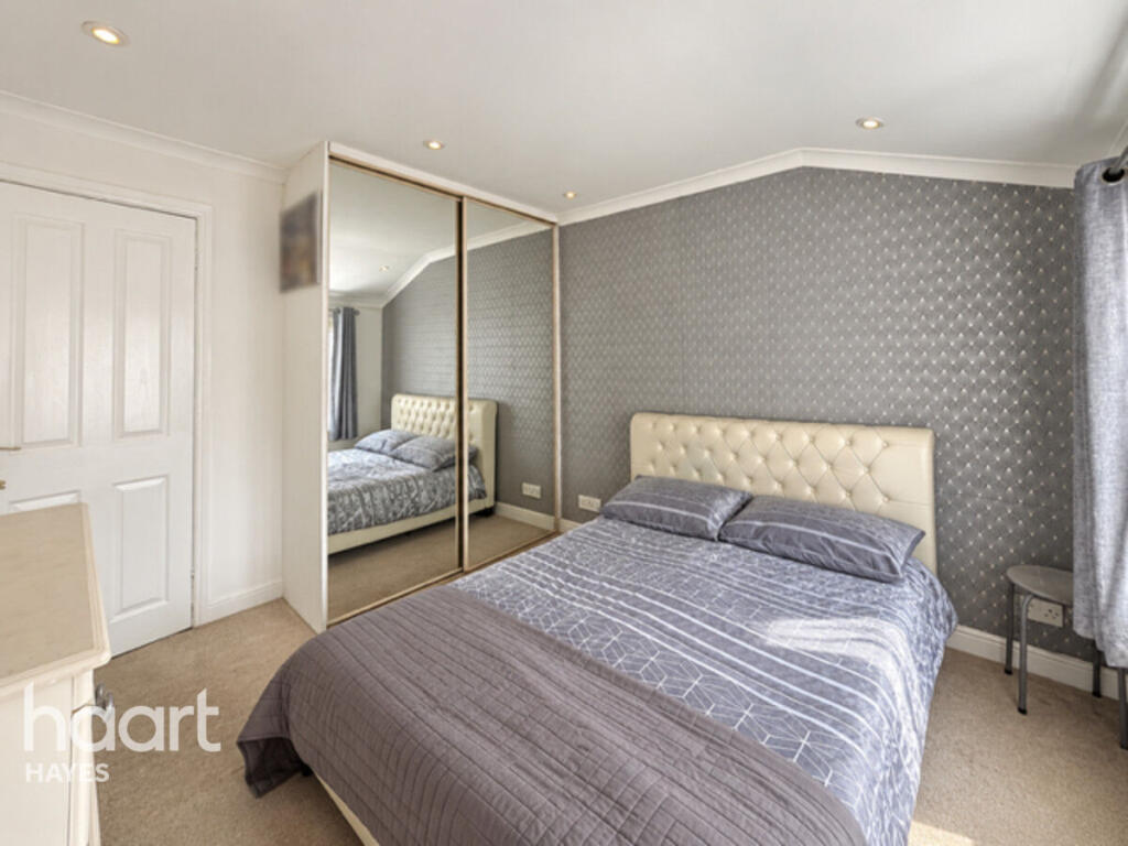 Apartment in Southall - More