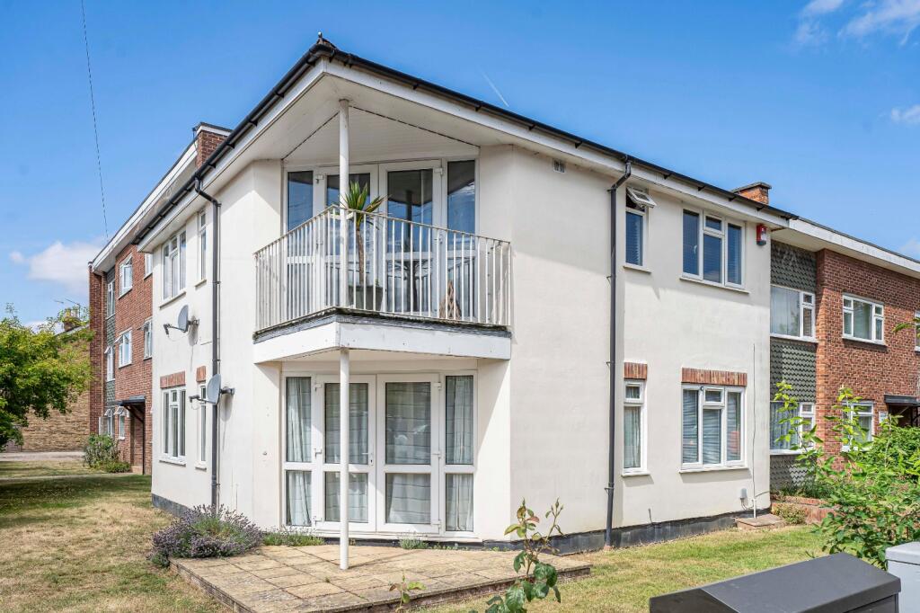 2-bed flat on Budebury Road, Staines-upon-Thames, Surrey, TW18, £300,000