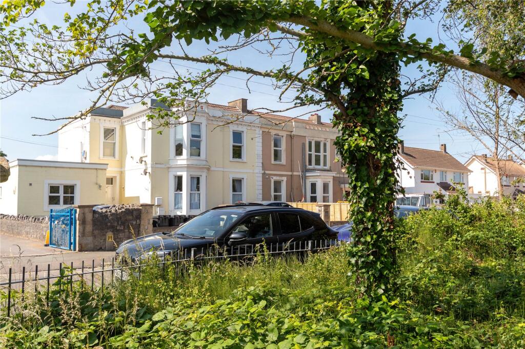 2-bed flat on Ellenborough Park South, Weston-super-Mare, Somerset, BS23, £150,000