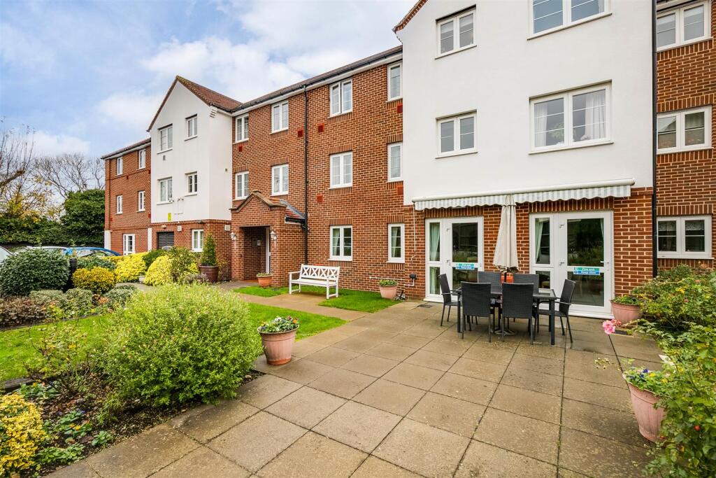 Main image of property: 33 Bennett Court, Station Road, Letchworth Garden City