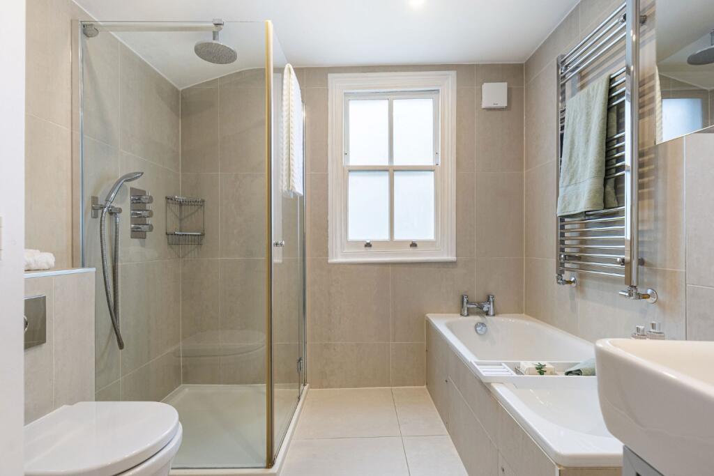 House in Richmond, North Sheen - More