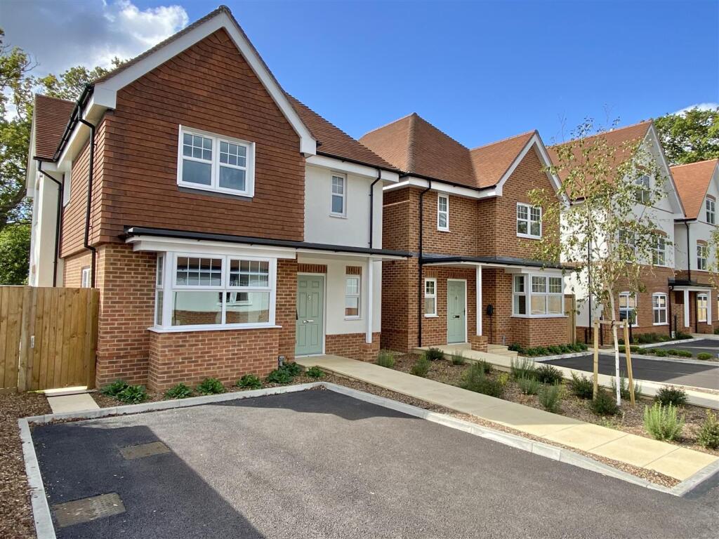 3-bed detached on Fairway View Close, Linden Road, West Parley, Ferndown, £550,000