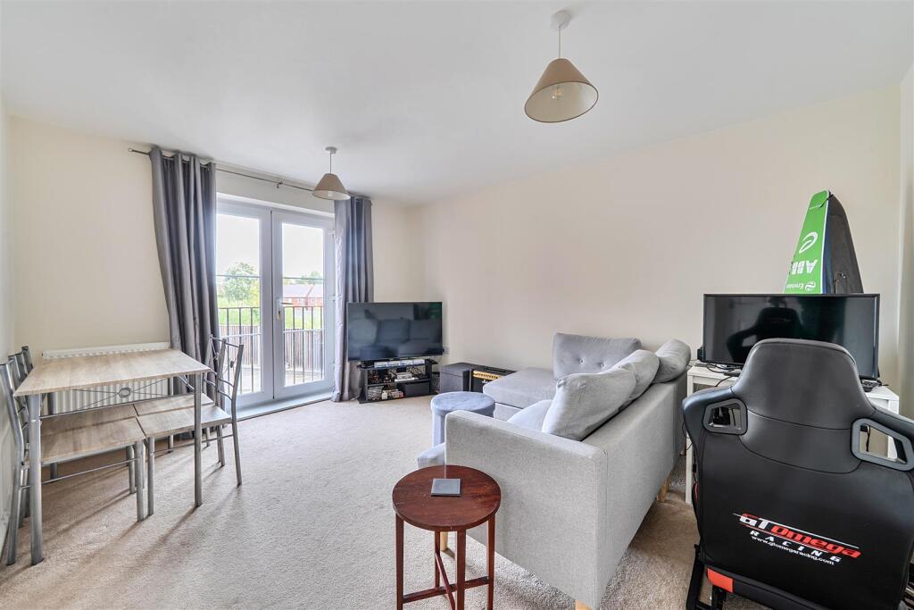 Apartment in Roade, West Northamptonshire - View 2