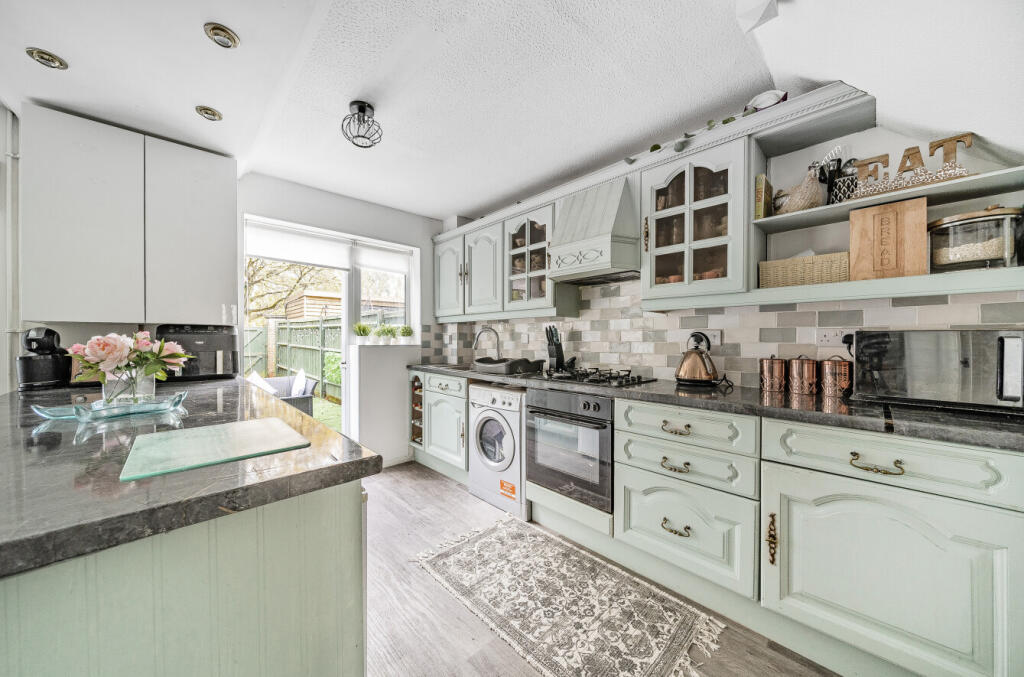 House in Woking, Knaphill - View 2