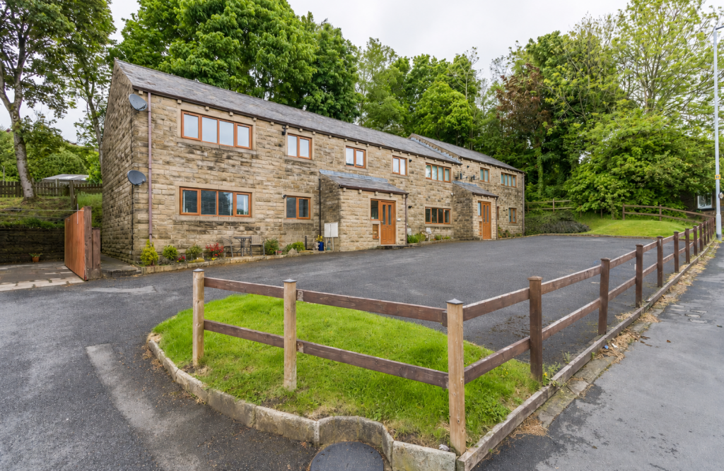 Huddersfield Road, Austerlands, Saddleworth photo 2