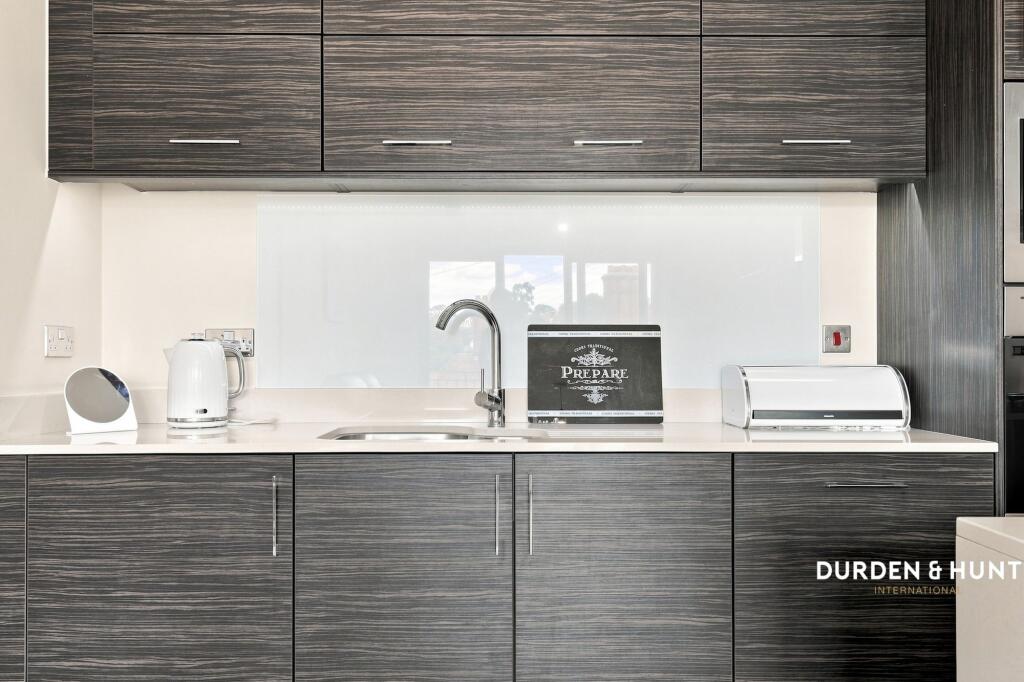 Apartment in Epping Forest, Loughton - More