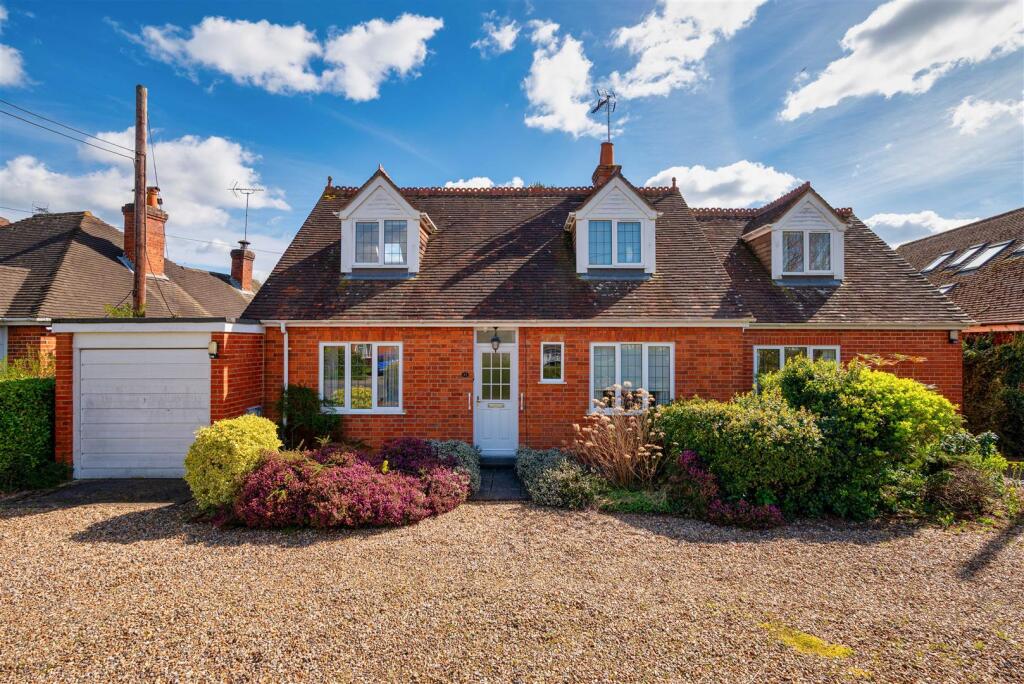 Grove Road, Sonning Common - More