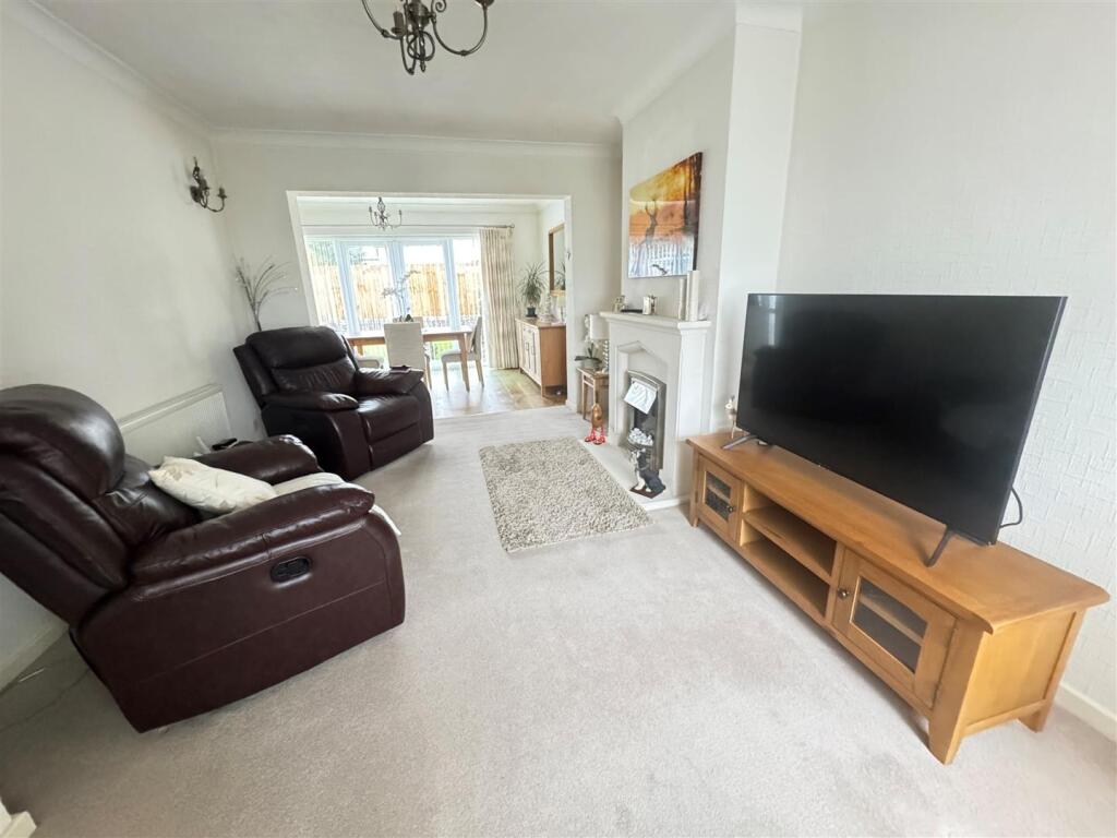 Mountain Ash Avenue, Leigh-On-Sea photo 3