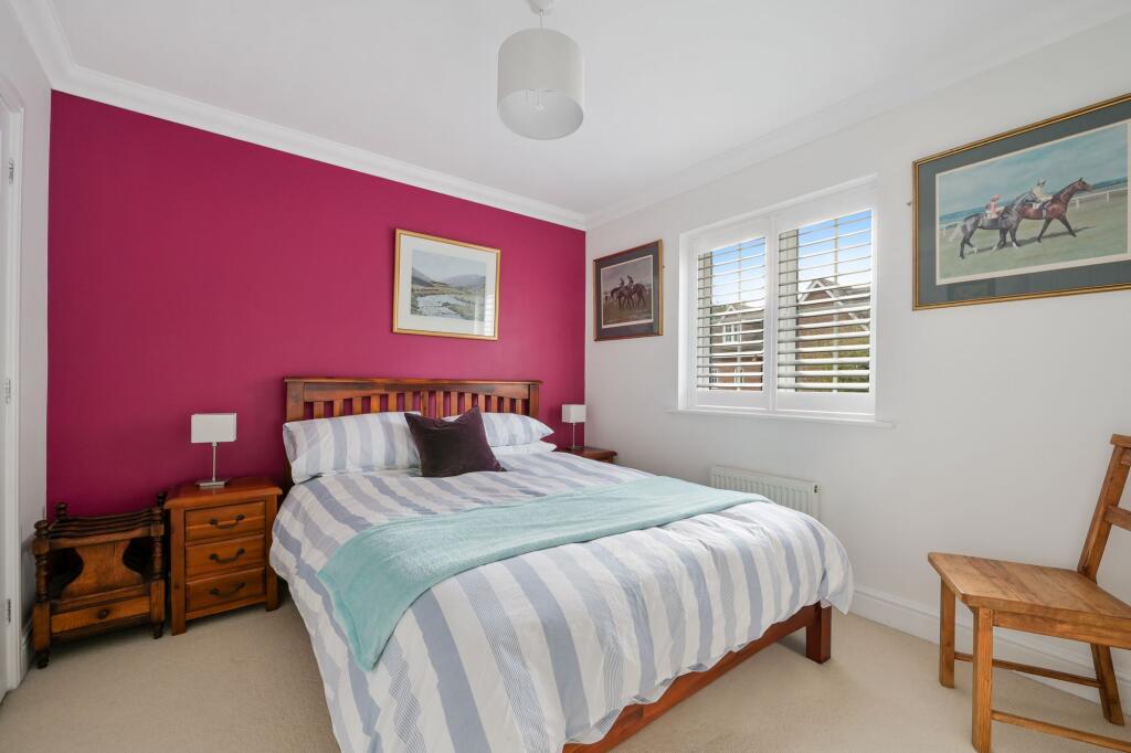 House in Epsom, Nork - More