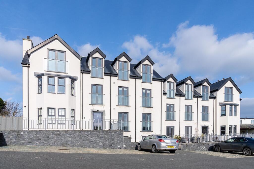 2-bed apartment on Beach Road, Benllech, Tyn-Y-Gongl, £275,000