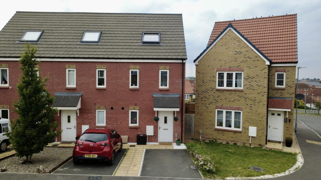 3-bed house on Wigeon Road, £260,000