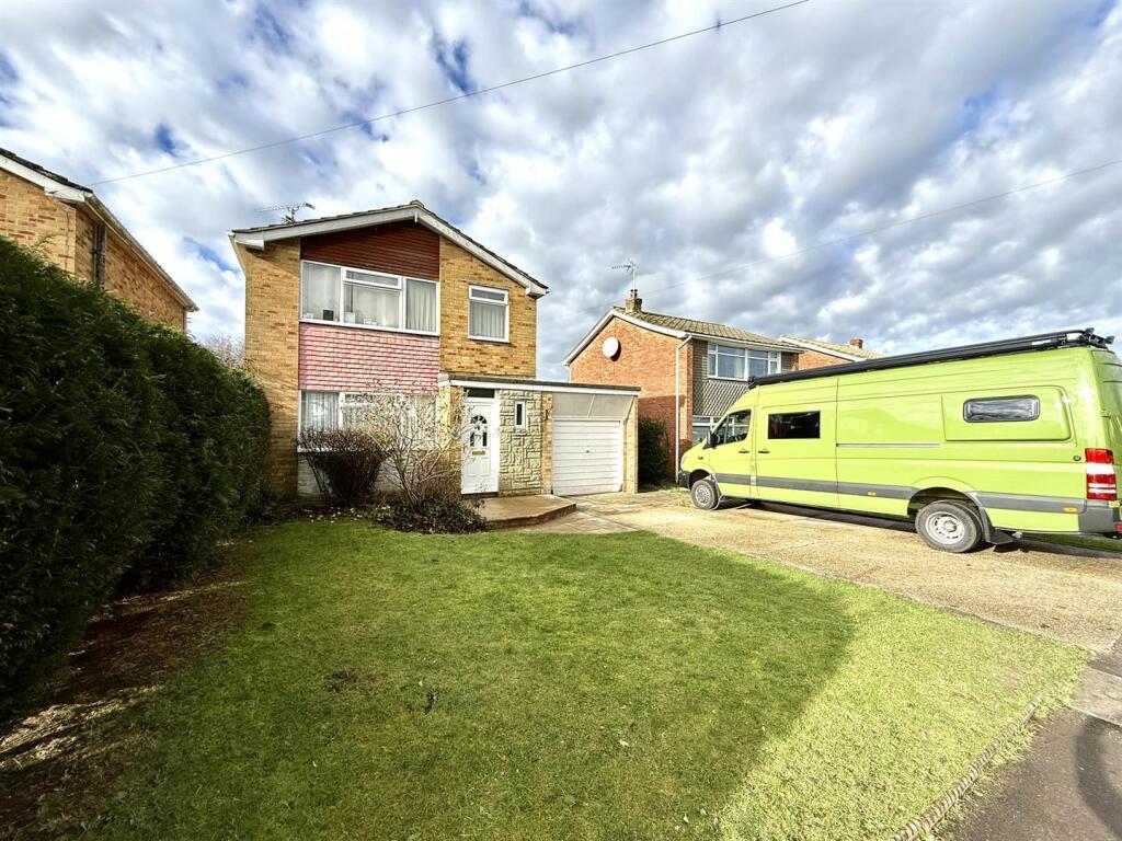 3-bed detached on Crookhorn Lane, Waterlooville, £430,000
