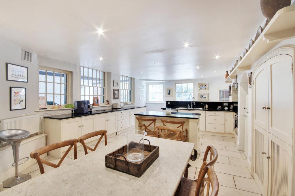House in Tonbridge and Malling, West Malling - More