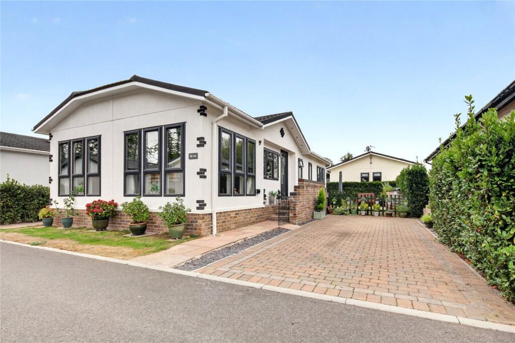 3-bed caravan on Victoria Gardens, Barkham Ride, Finchampstead, Wokingham, RG40, £300,000