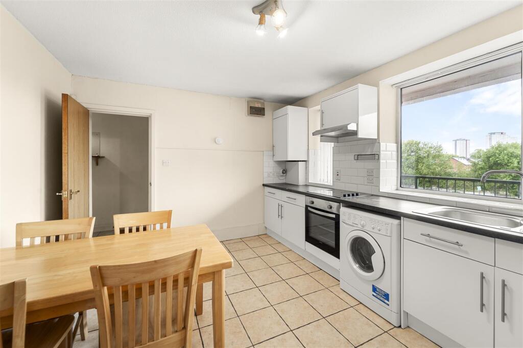 Apartment in Salford, Greater Manchester - View 4
