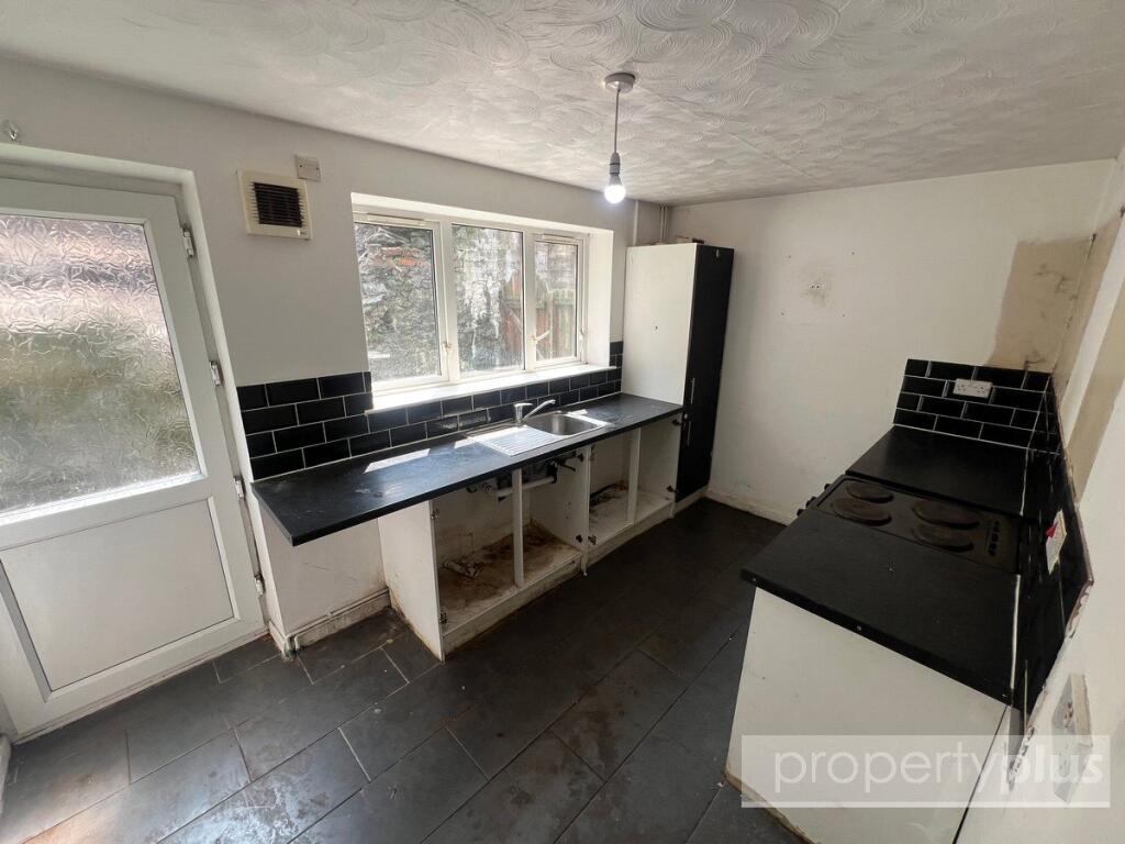 House in Rhondda Cynon Taff, Pen-y-graig - View 2