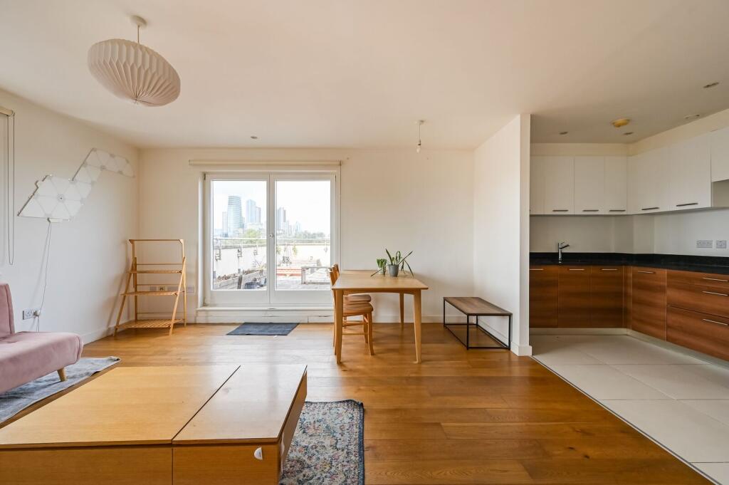 Forge Square, Docklands, London, E14 - More