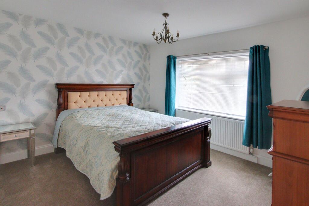 House in London, Monks Orchard - More