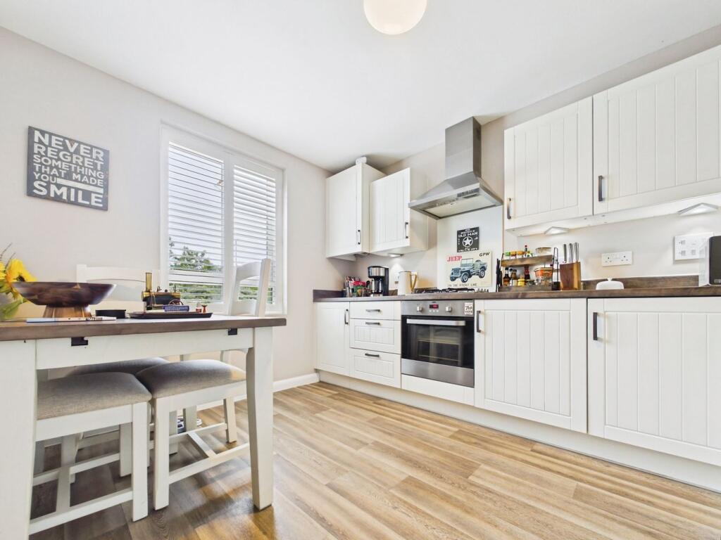 House in Eastleigh, Monarchs Keep, Bursledon - More